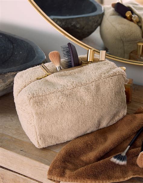 trousse de toilette sherpa.